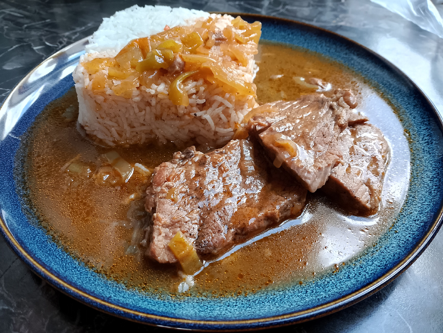Vepřové maso po srbsku s rýží: recept z jednoho hrnce
